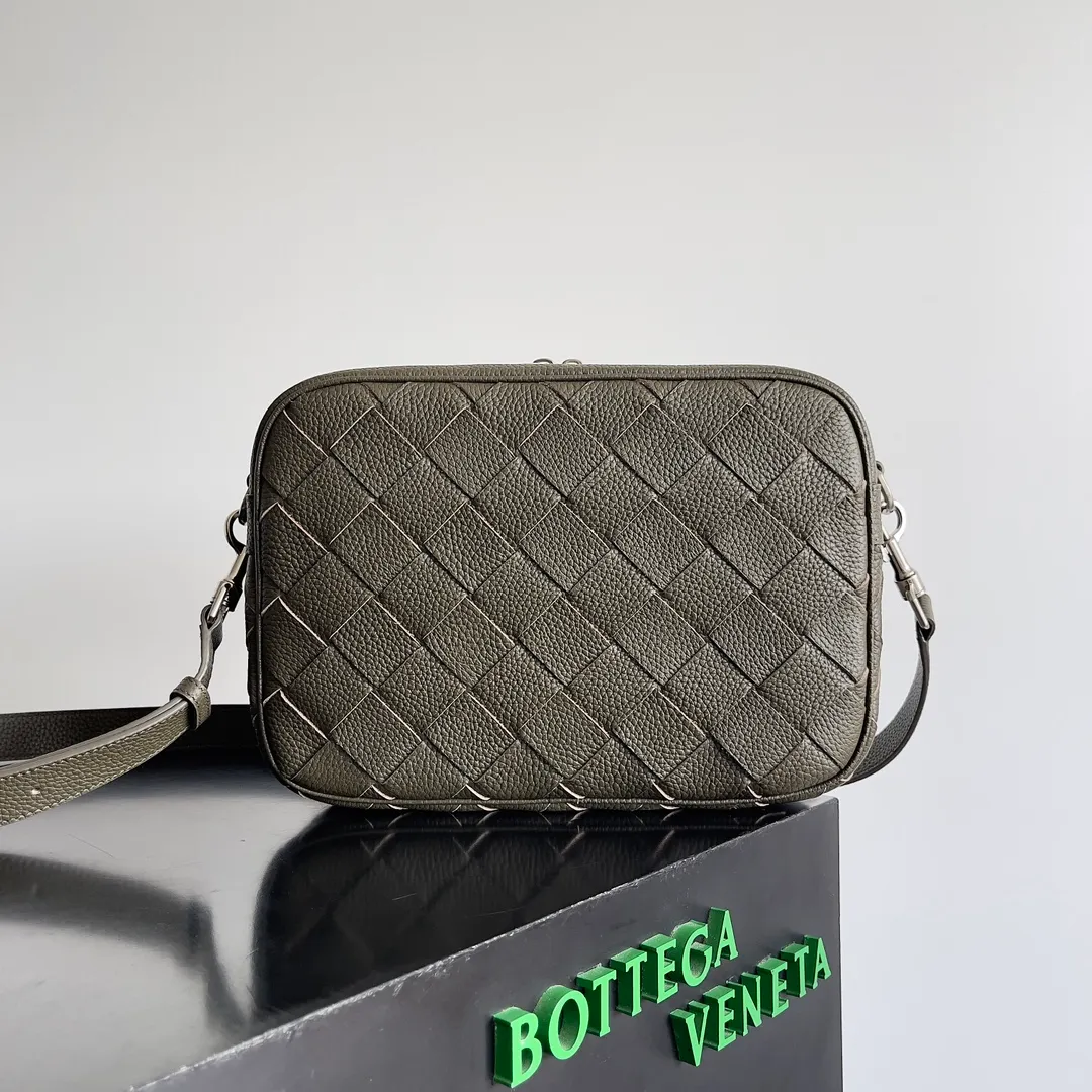 Those who have touched Batch 1820 cowhide with lychee pattern must understand that it is soft and high-grade. BOTTEGA VENETA's 2024 new men's INTRECCIATO woven camera bag uses lychee pattern and classic weaving to enhance the texture of the entire bag. It is durable and the matte material is very suitable for autumn and winter wear. In terms of capacity, this bag is not inferior to other bags. It has compartments inside, making it easy to store important things. Style number: 755925 Size: 29*19.5*7.5cm